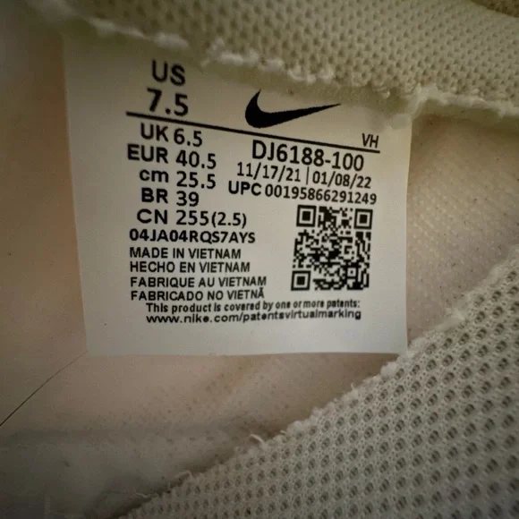 Nike Dunks size 9 women's size 7.5 men's. - Picture 7 of 7